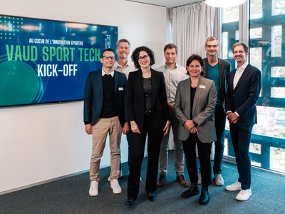 Les personnes posent à la Maison du sport international.