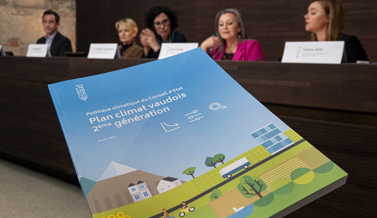 Plusieurs membres du Conseil d'Etat en conférence de presse. Au 1er plan, le document Plan climat de 2e génération