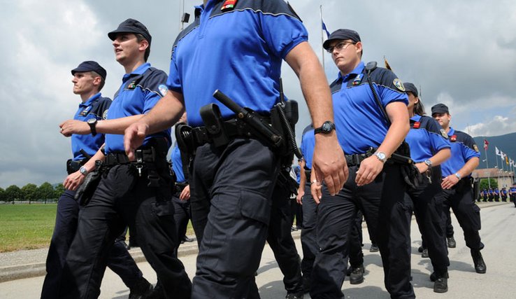 policiers en uniforme, marchant