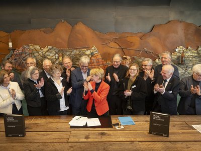 Etat de Vaud photo de la signature entre Isabelle Moret et les représentants des communes
