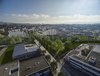 un quartier d'immeubles récents avec un peu de verdure