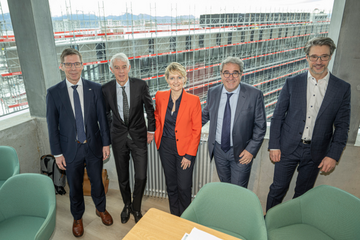 Joel Mesot, président de l’EPFZ, Martin Vetterli, président de l’EPFL, Isabelle Moret, conseillère d'Etat en charge de l'Economie, Frédéric Borloz, conseiller d'Etat en charge de la Formation et Olivier Verscheure, directeur exécutif du Swiss Data Science Center, que l'on voit en construction par la fenêtre.