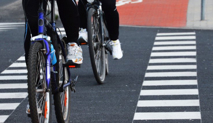 cyclistes sur une piste cyclable balisée en ville