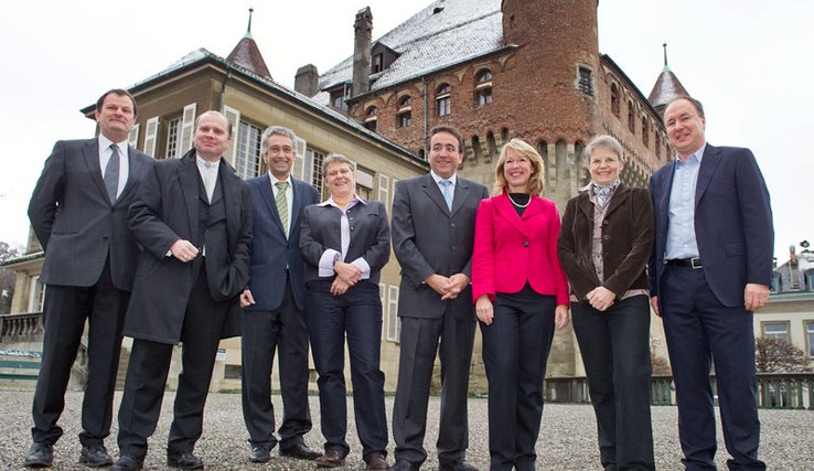 Le Conseil d'Etat dans sa nouvelle composition pose devant le Château cantonal.
