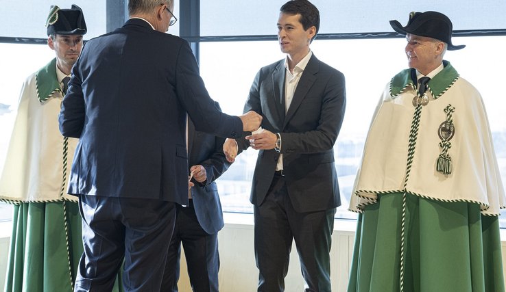 Remise des pin's de député