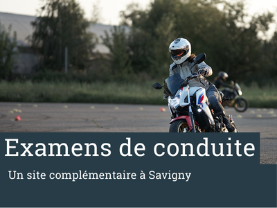 une motarde sur sa moto pendant un examen