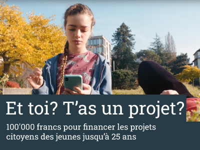 Une jeune fille regarde son téléphone à côté d'une personne couchée dans l'herbe (extrait d'une vidéo)