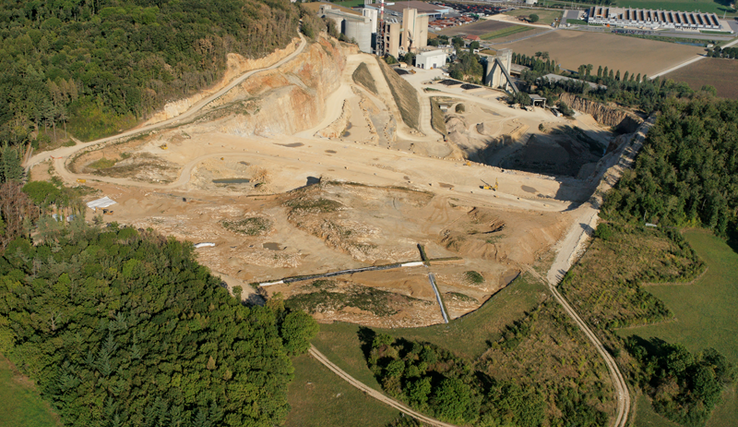 vue aérienne de la carrière du Mormont, avec l'usine Holcin d'Eclépens en contrebas