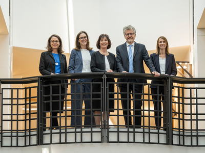 Les personnes posent à un balcon du Palais de justice de l'Hermitage.