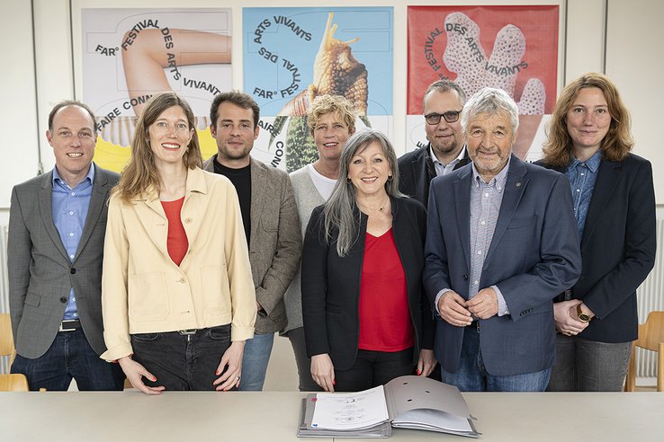 Photographie de Boris Mury, secrétaire général à Région de Nyon, Anne-Christine Liske, directrice du far°, Alexandre Démétriadès, municipal en charge de la culture à Nyon, Valérie Jeanrenaud, responsable culture à Région de Nyon, Nuria Gorrite, conseillère d’Etat en charge de la culture, Frédéric Mani, président à Région de Nyon, Daniel Rossellat, syndic à Nyon, et Chloé Besse, présidente du Conseil de fondation du far°