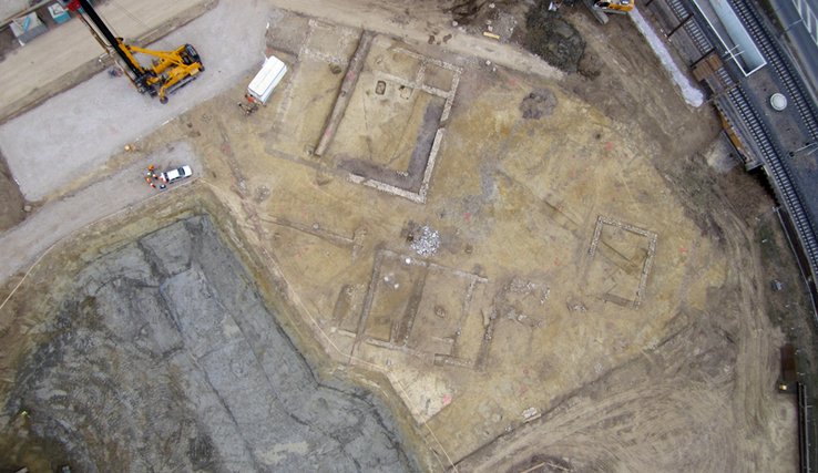 Vue aérienne du site mis à jour. Dans la terre se dessinent les contours de la construction romaine. Photo © senseFly Sarl