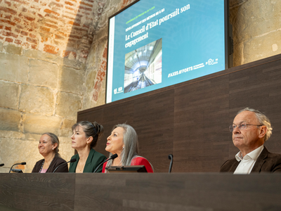 Les personnes côte à côte durant la conférence de presse, au château cantonal.