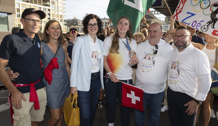 Photo de Zoé Claessens accueillier à la gare de Morges par ses fans