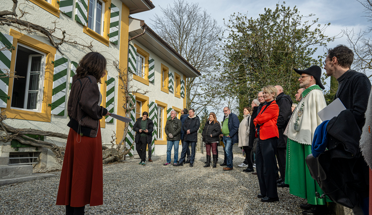 au moment des discours dans la cour de la cure