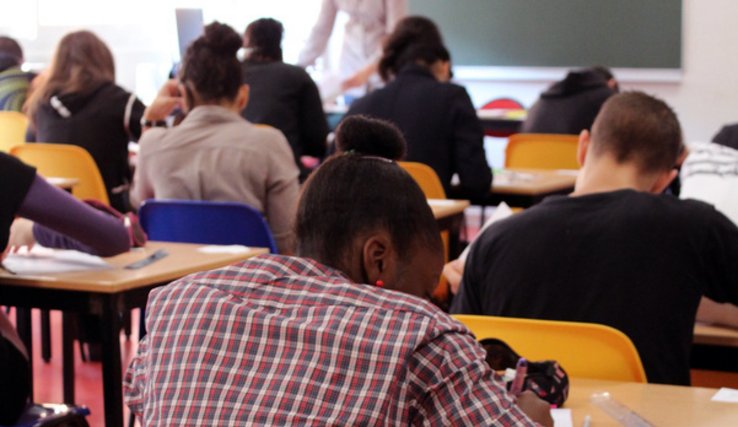 élèves de dos dans une salle de classe