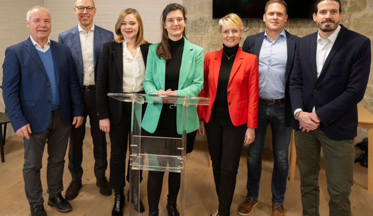 Claude Baehler, président d’AgroImpact, Eugenio Simioni, directeur général de Nestlé Suisse, Valérie Dittli, conseillère d’Etat, Aude Jarabo, directrice d’AgroImpact, Isabelle Moret, conseillère d’Etat, Benoit Stadelmann WWF Suisse et Martin Pidoux, directeur de Prometerre. 