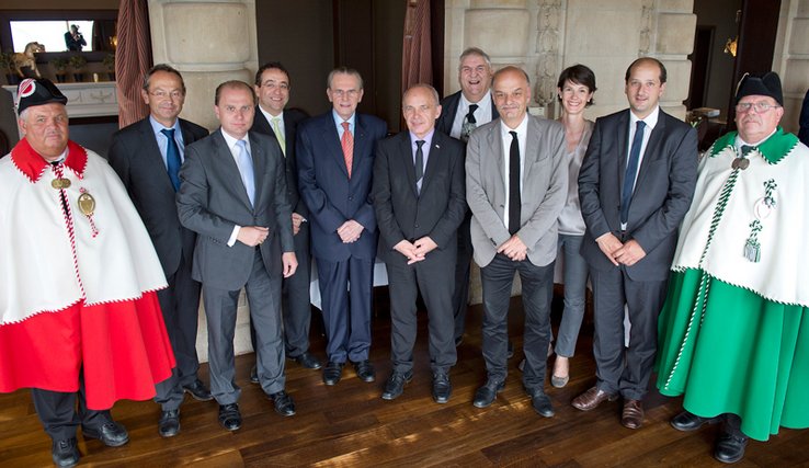 Jacques Rogge pose entouré de Ueli Maurer, Président de la Confédération et des représentants du Canton de Vaud de la Municipalité de Lausanne.