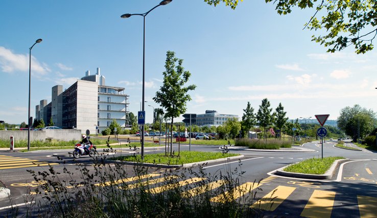 Carrefour giratoire sur la route cantonale 1. A gauche, les bâtiments de l'EPFL.