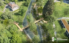 Vue aérienne: la rivière près de la Maison de Dorigny, traversée par une passerelle en zig-zag. On voit aussi un ponton sur l'eau.