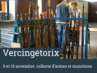 Vue d'une collecte d'armes dans un arsenal. Un ratelier avec des fusils déposés.