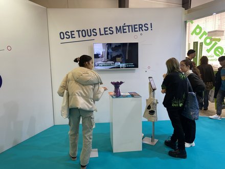 L'espace du Bureau de l'égalité au salon des métiers 2023