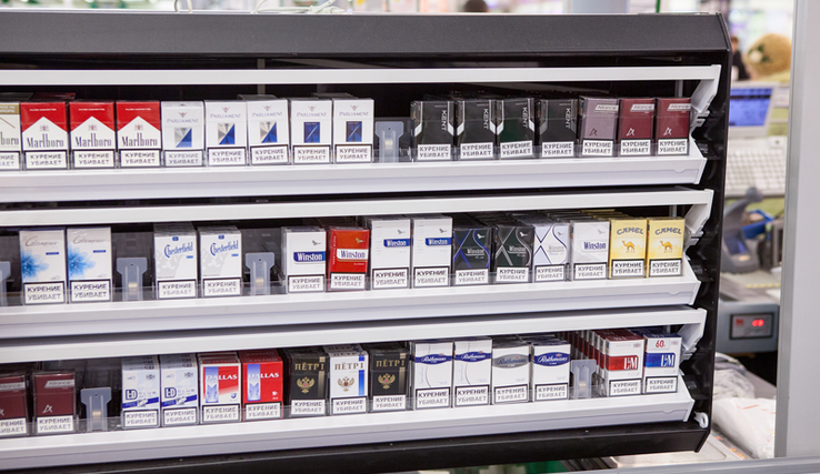 Paquets de cigarettes rangés dans un kiosque.