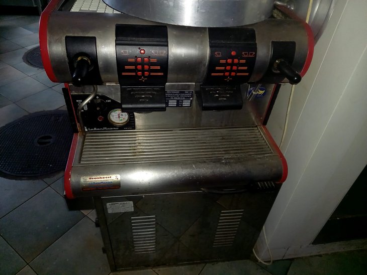 Machine à café professionnelle, deux groupes, de marque SAN MARCO