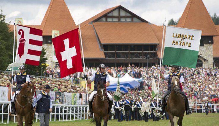 cavaliers porteurs des drapeaux du Jura, de la Suisse et du canton de Vaud, à la parade de dimanche au Marché-Concours de Saignelégier - Photo ARC-Sieber