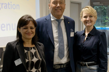 Amina Benkais-Benbrahim, déléguée à l’intégration des étrangers, Guy Gaudard, président de la Chambre cantonale consultative des immigrés (CCCI), Isabelle Moret, cheffe du Département de l’économie, de l’innovation, de l’emploi et du patrimoine (DEIEP) © Céline Exquis, BCI