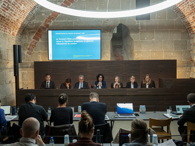 le conseil d'état in corpore lors de la conférence de presse, mercredi 24 septembre 2025 au château cantonal. Les membres du consiel d'état sont assis derrière le grand bureau face aux médias.