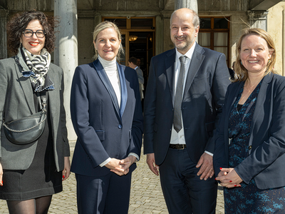 Les quatre personnes posent sur le parvis de la villa Mon-Repos à Lausanne.