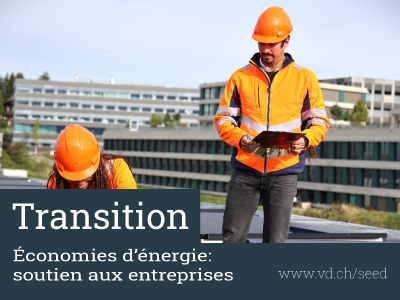 Un homme et une femme avec casques et vêtements de travail orange sur une toiture.