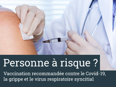 Une personne munie de gants vaccine une épaule dénudée.