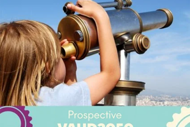 Image d'un enfant qui regarde dans une longue vue