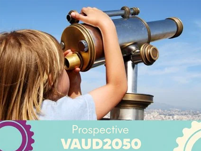 Image d'un enfant qui regarde dans une longue vue