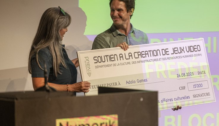 Nuria Gorrite remettant un prix au lauréat