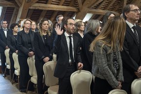 tout le monde est debout. un magistrat lève la main