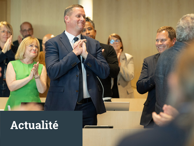 Le député Grégory Devaud applaudi par le plénum lors de sa démission