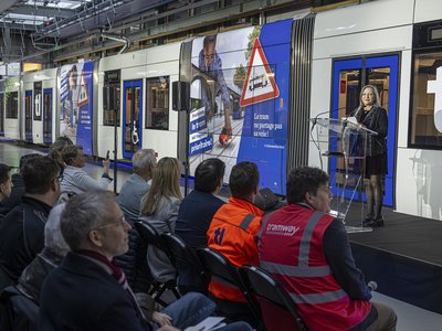 Semaine romanche à l’école vaudoise Nuria Gorrite devant une nouvelle rame de trame