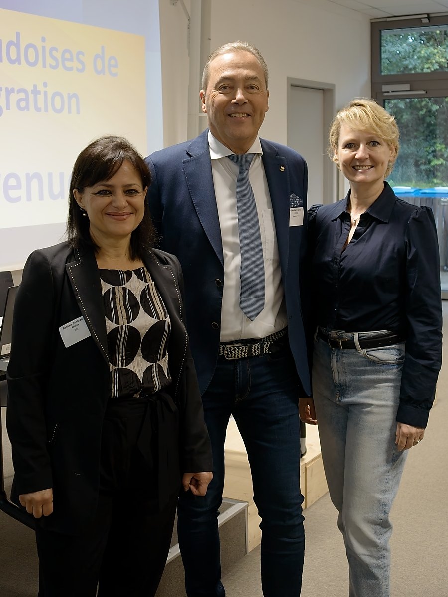 de gauche à droite, Amina Benkais-Benbrahim, déléguée à l’intégration des étrangers, Guy Gaudard, président de la Chambre cantonale consultative des immigrés (CCCI), Isabelle Moret, cheffe du Département de l’économie, de l’innovation, de l’emploi et du patrimoine (DEIEP) Auteure : Céline Exquis, BCI